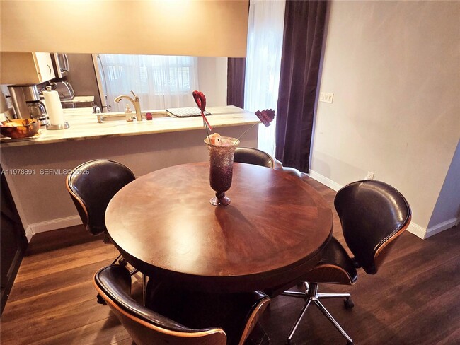 Building Photo - 1931 Hartford Ct