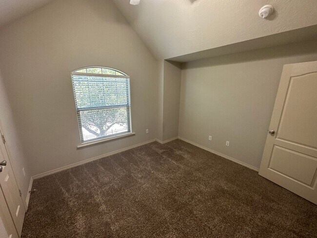 Building Photo - 2 BED 2 BATH TOWNHOME ON SHUTTLE ROUTE NEAR CAMPUS -  WITH POOL!