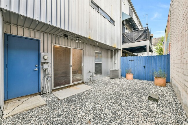 Building Photo - 2716 Chenevert St