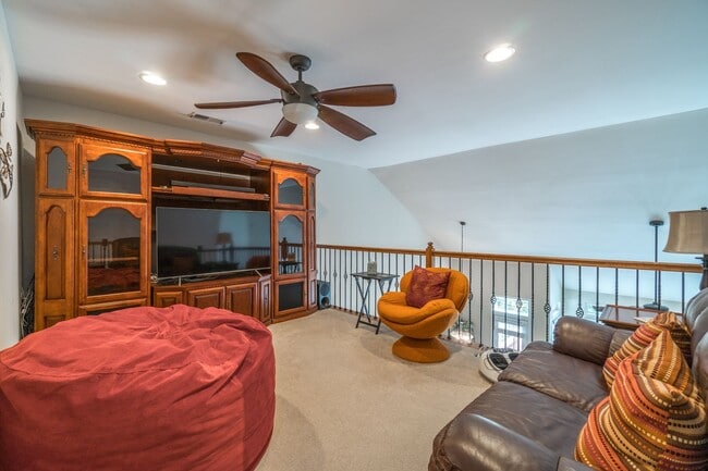 Building Photo - Luxury Golf Course Town Home with Master S...