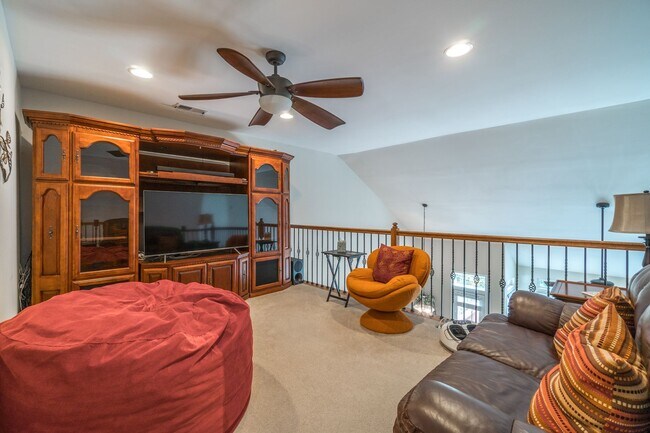 Building Photo - Luxury Golf Course Town Home with Master Suite on Main Level