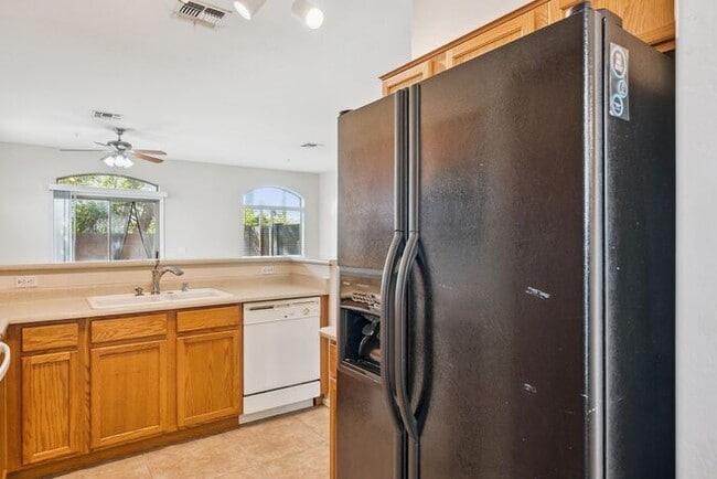 Building Photo - Charming 3-bed, 2-bath townhome in gated community!