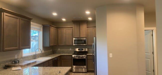 Building Photo - Beautiful newer home