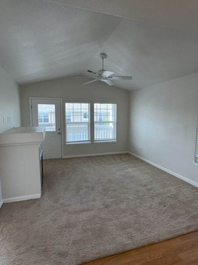 Building Photo - Spacious 2 Bed, 2 Bath Condo