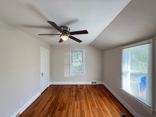 Building Photo - 1320 Miller St