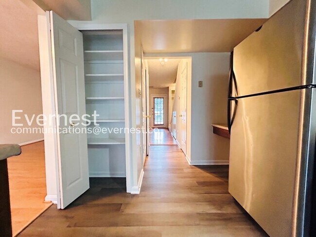 Building Photo - 3 Bed/2.5 Bath Townhome with Fenced Yard / Available Soon!