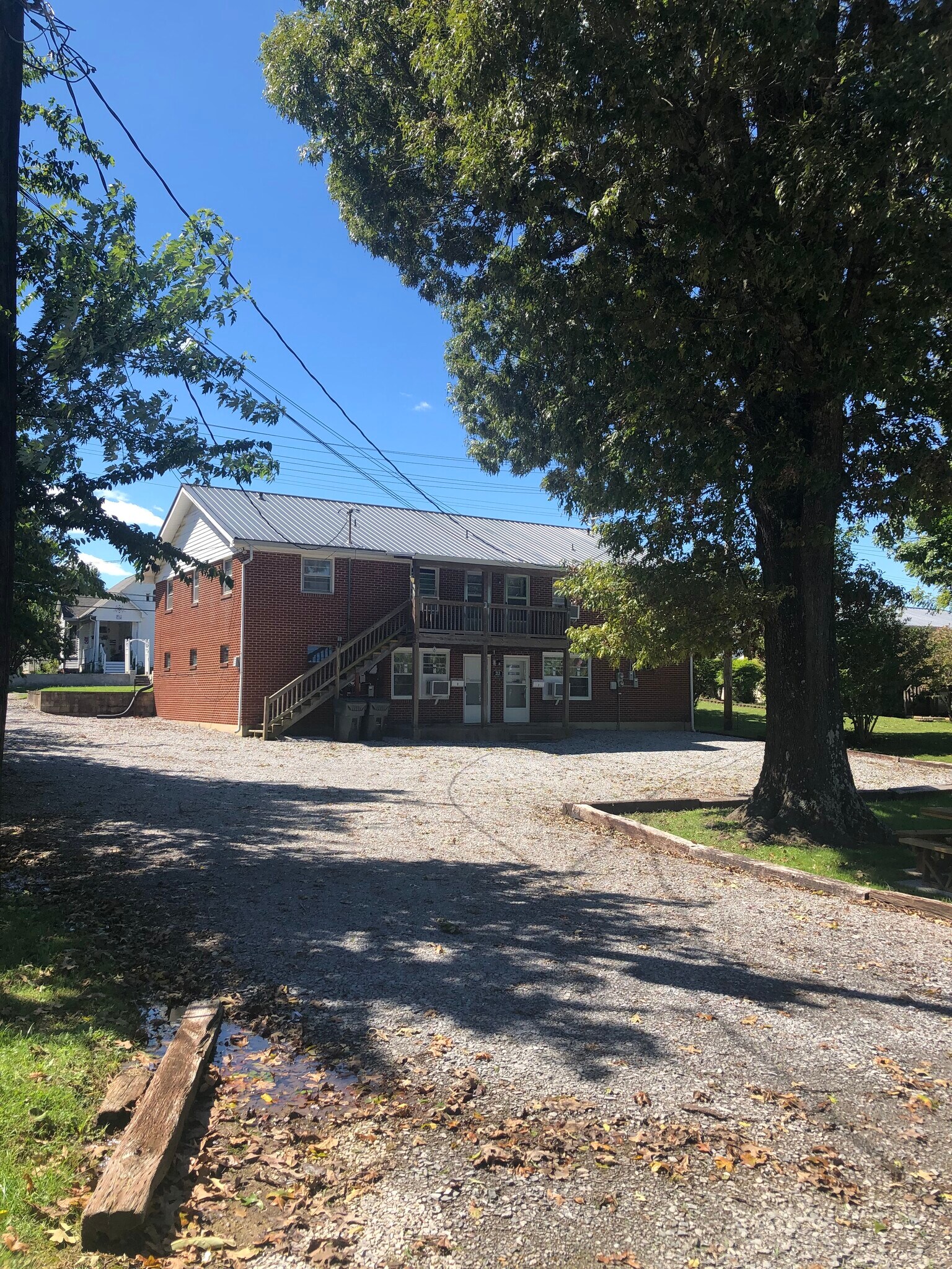 Building Photo - 213 E Walnut St