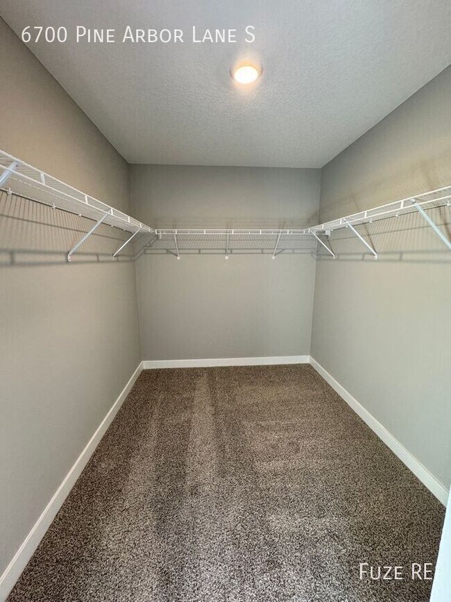 Building Photo - 6700 Pine Arbor Ln S