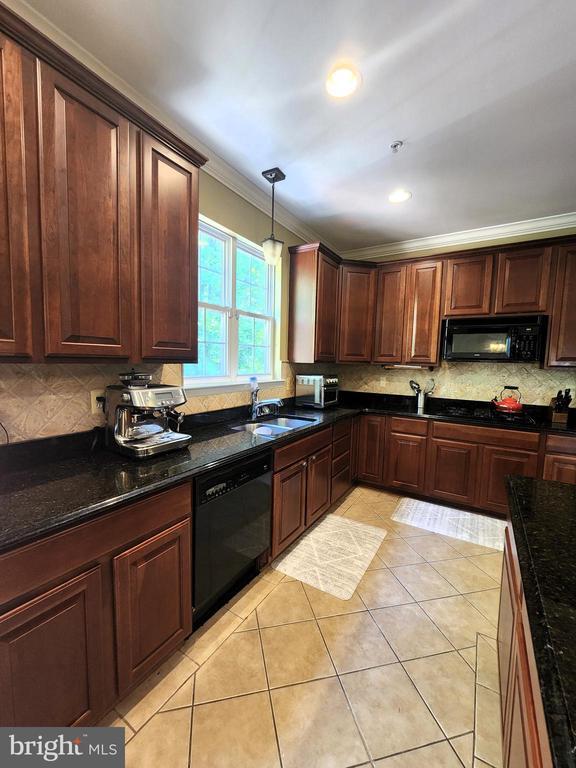Building Photo - 8008 Race Horse Ln