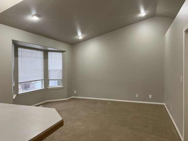 Building Photo - 3050 N Cape Cod Ave