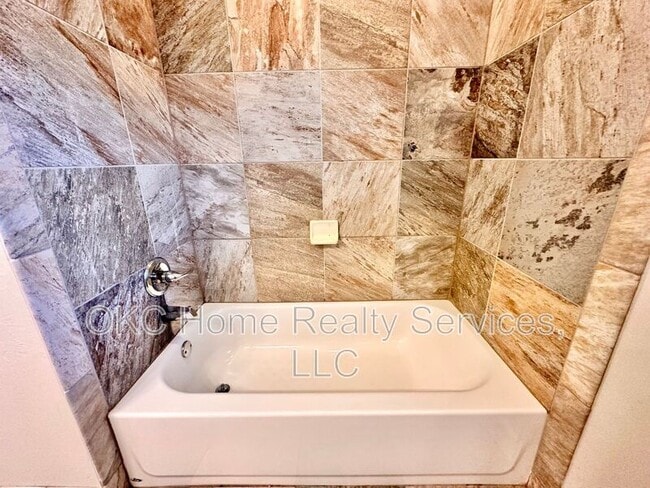 Building Photo - 2412 SE 92nd Terrace