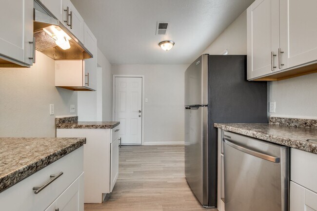 Building Photo - Beautifully Updated, Modern Finishes!