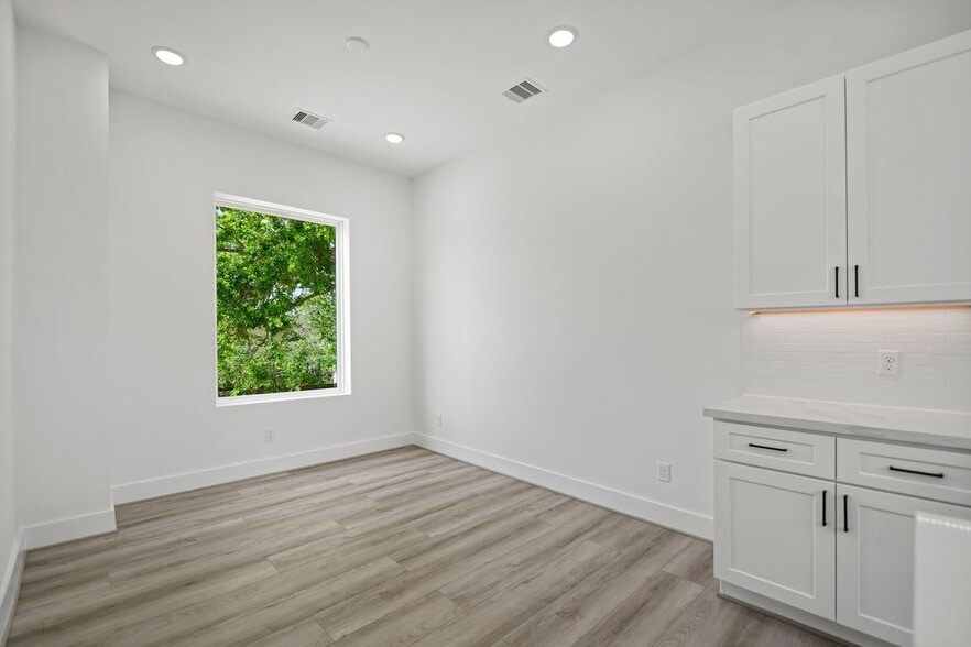 Building Photo - 870 W Little York Rd