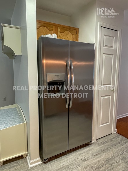 Building Photo - 5560 Seabreeze Ln