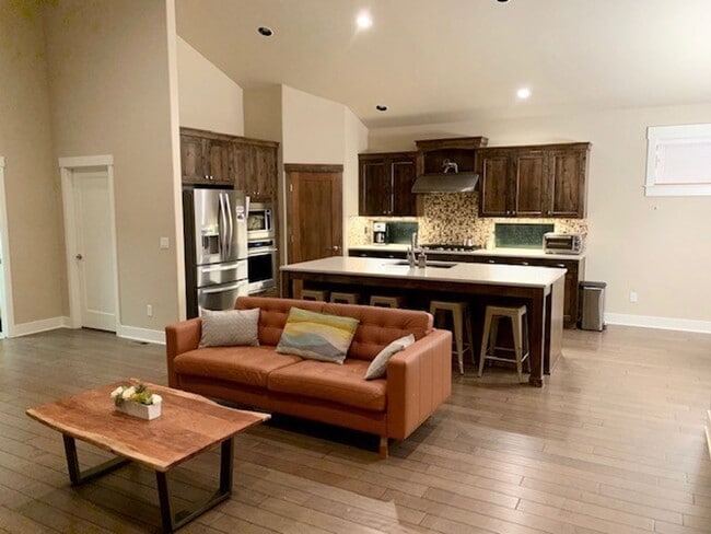 Building Photo - Beautiful 3 Bed/3 Bath Single Level Home i...