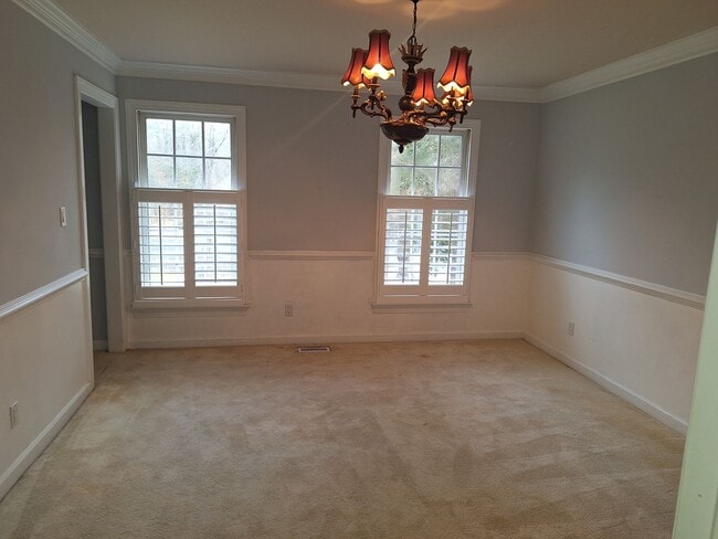Building Photo - 5 bedroom/2.5 bathroom- Ford's Colony