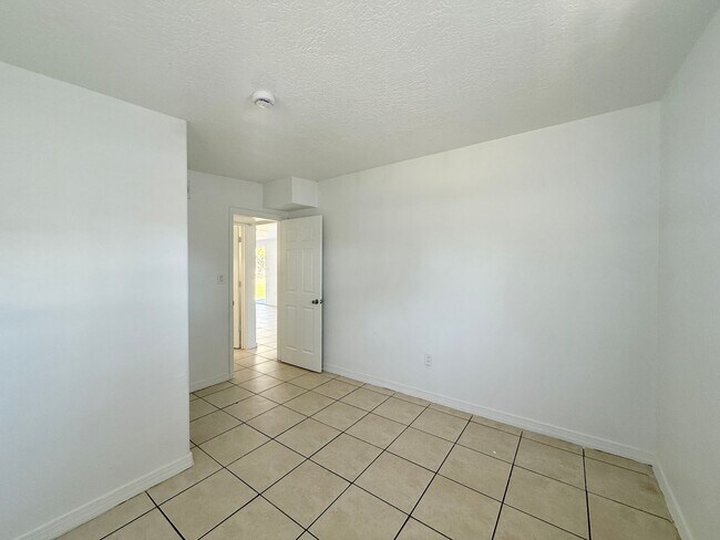 Building Photo - Four Bedroom Bradenton Rental - Large Yard