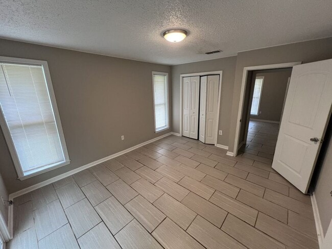 Building Photo - Charming 3-Bedroom Home on Quiet Dead-End ...