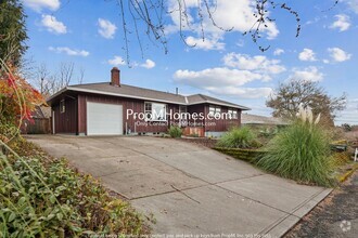 Building Photo - 5 Bedroom Charmer in Milwaukie! Close to C...