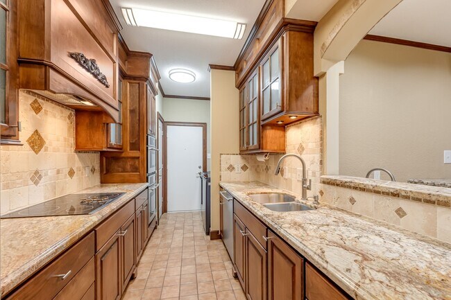 Building Photo - 516 S Post Oak Ln