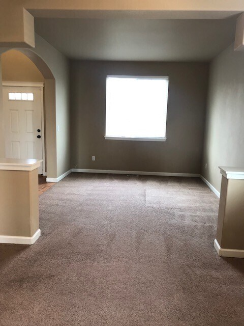 Building Photo - Beautiful Spacious 4BD/2.5BA Home