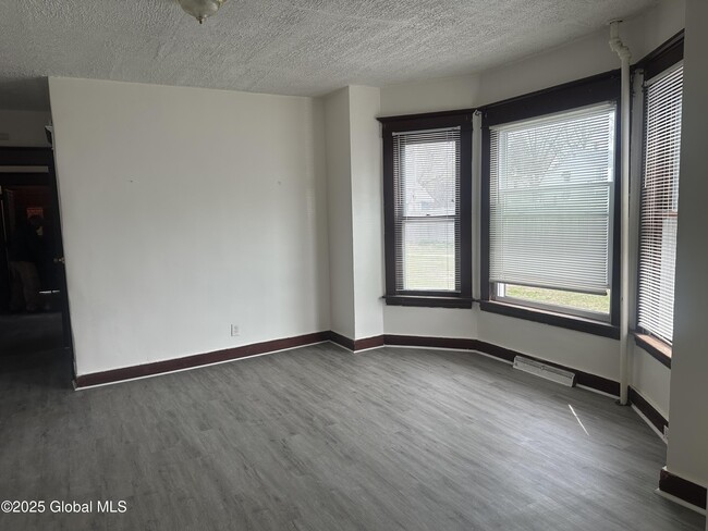 Building Photo - 1326 3rd Ave