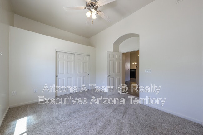Building Photo - 665 E Weckl Pl