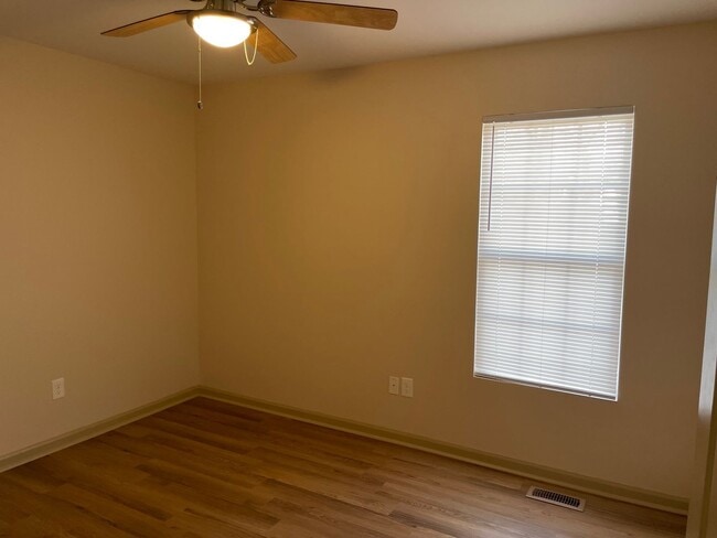 Building Photo - 1307