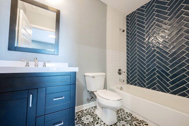 Building Photo - "Spacious 3-Bedroom Duplex on East Washington Street with 3 Full Baths – Ideal Living in Indianap...