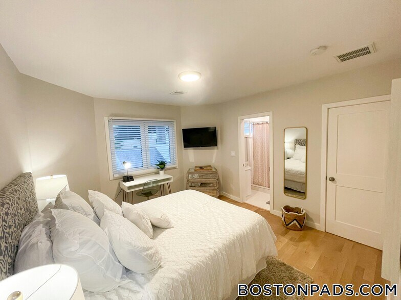 Building Photo - 75 Thorndike St