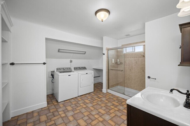 Building Photo - Charming 3 Bed 2 Bath Emerson Garfield Rem...