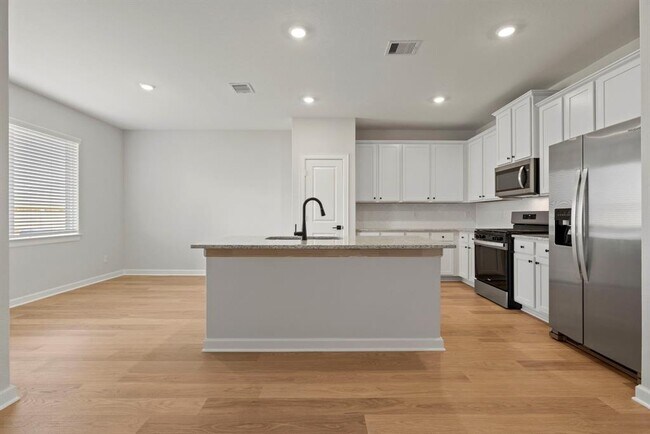 Building Photo - 3121 Banyan Dr