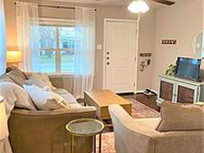 Building Photo - Available August 2026! 2 Bed House Near Downtown Bryan!