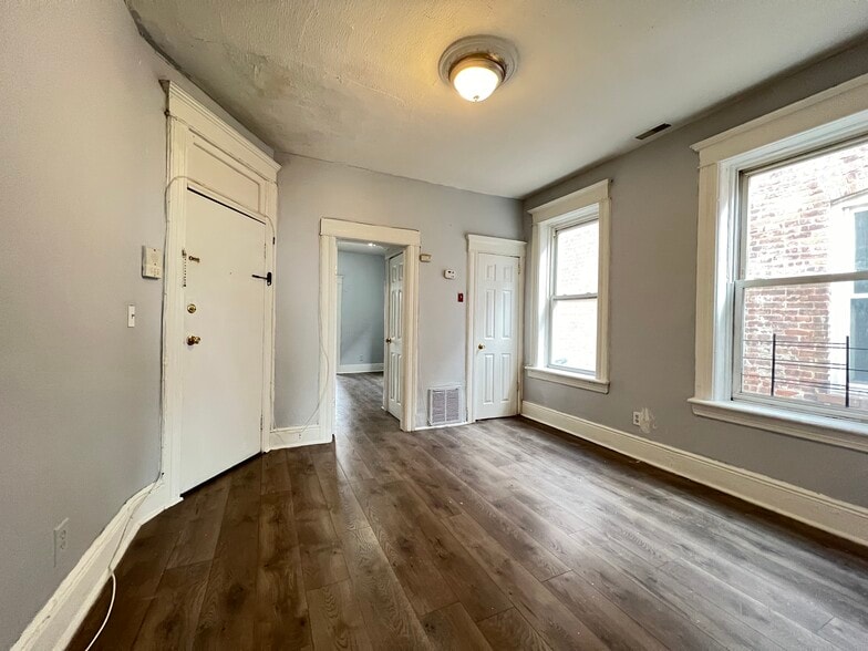 43 Grant Ave 3L - 40 Grant Ave