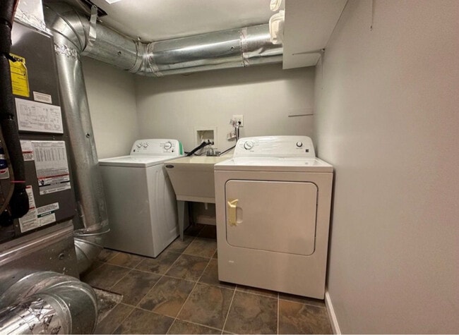 Building Photo - 32 Hazel St