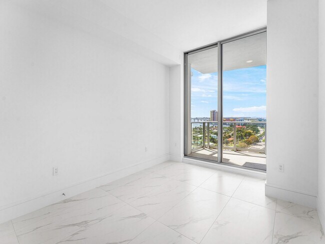 Building Photo - 220 Lake Shore Dr