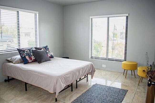 Building Photo - 5432 Sandhurst Cir S