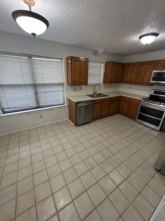 Building Photo - 1305 White Lake Dr