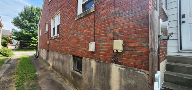 Building Photo - Welcome to this charming 3-bedroom, 2-bath...