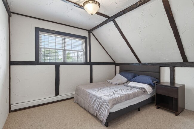 Building Photo - 178 Exeter Rd