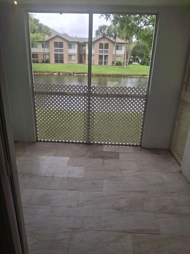 Building Photo - 9833 Westview Dr