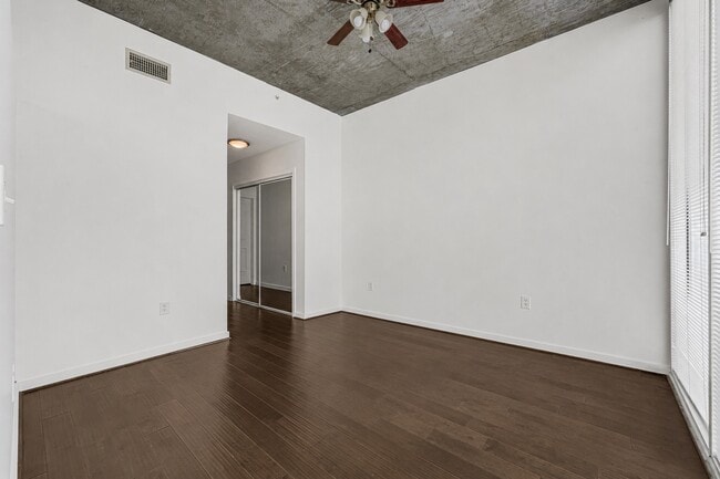 Building Photo - 5925 Almeda Rd