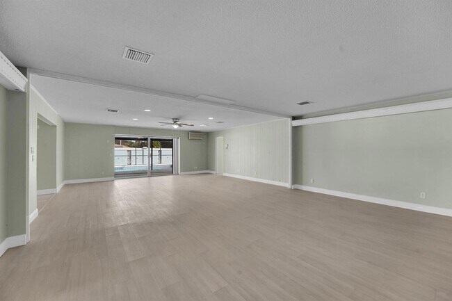 Building Photo - 154 SE Naranja Ave