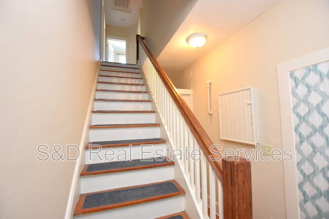 Building Photo - 709 1/2 Park Hill Ave.