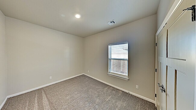 Building Photo - Very Nice 3 Bedroom 2 Bath Home in Yukon S...