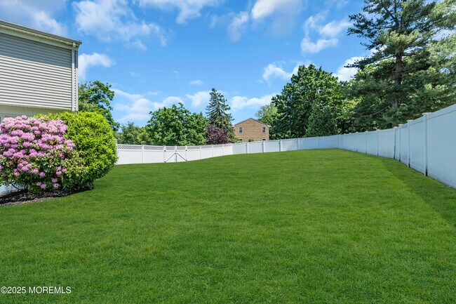 Building Photo - 17 Acorn Dr