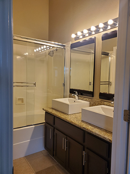 Attached bathroom with bedroom 1 - 38974 Swordfish Cmn