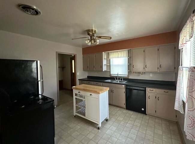 Building Photo - Charming 2 Bed 1 Bath House For Rent in Bo...