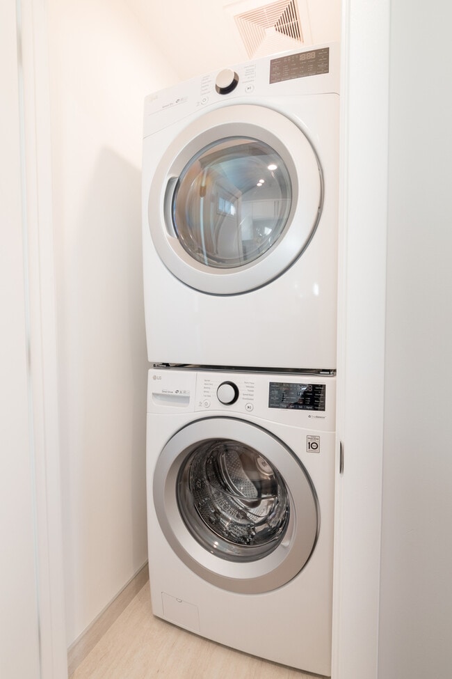 Building Photo - Two Bedroom Town Home-style Like Near NoHo Arts District