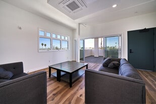 Building Photo - 2600 S Catalina St